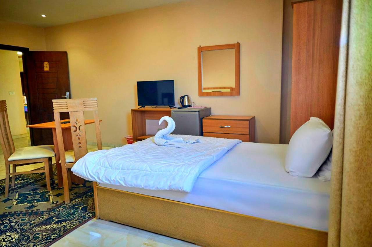 Grand Golden Pyramids View Hotel Kafrat al Jabal Bagian luar foto