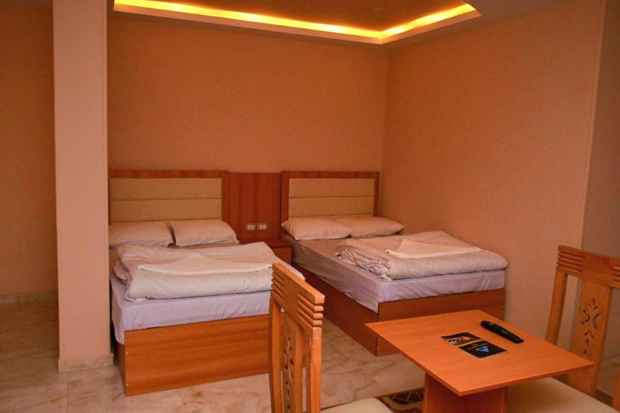 Grand Golden Pyramids View Hotel Kafrat al Jabal Bagian luar foto