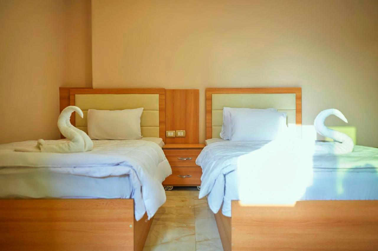 Grand Golden Pyramids View Hotel Kafrat al Jabal Bagian luar foto