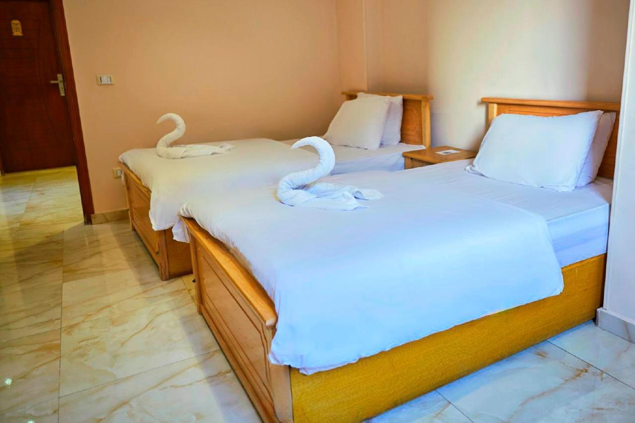 Grand Golden Pyramids View Hotel Kafrat al Jabal Bagian luar foto