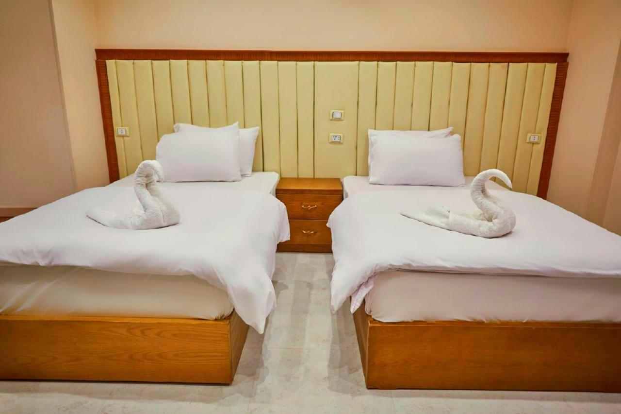 Grand Golden Pyramids View Hotel Kafrat al Jabal Bagian luar foto