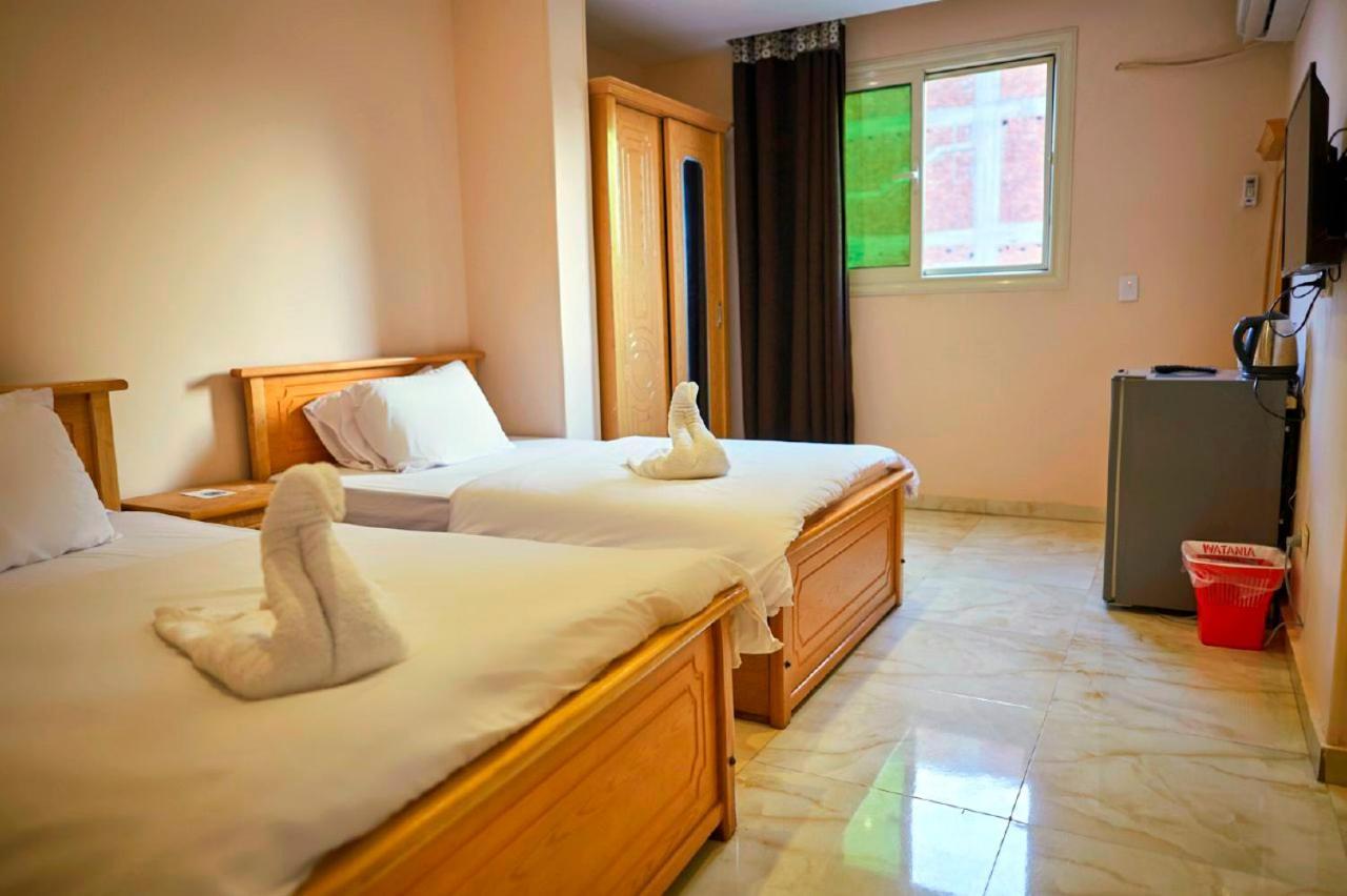 Grand Golden Pyramids View Hotel Kafrat al Jabal Bagian luar foto