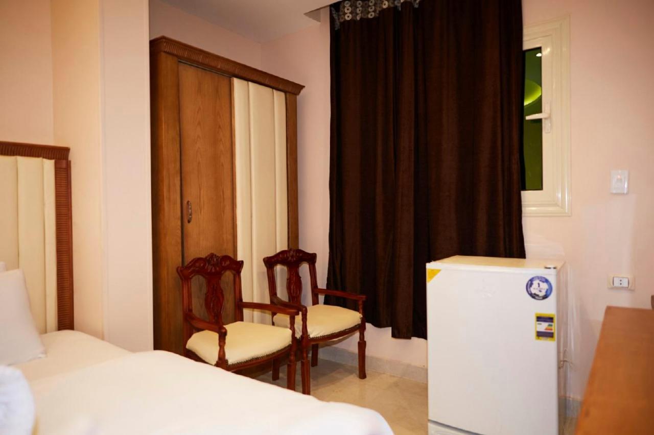Grand Golden Pyramids View Hotel Kafrat al Jabal Bagian luar foto