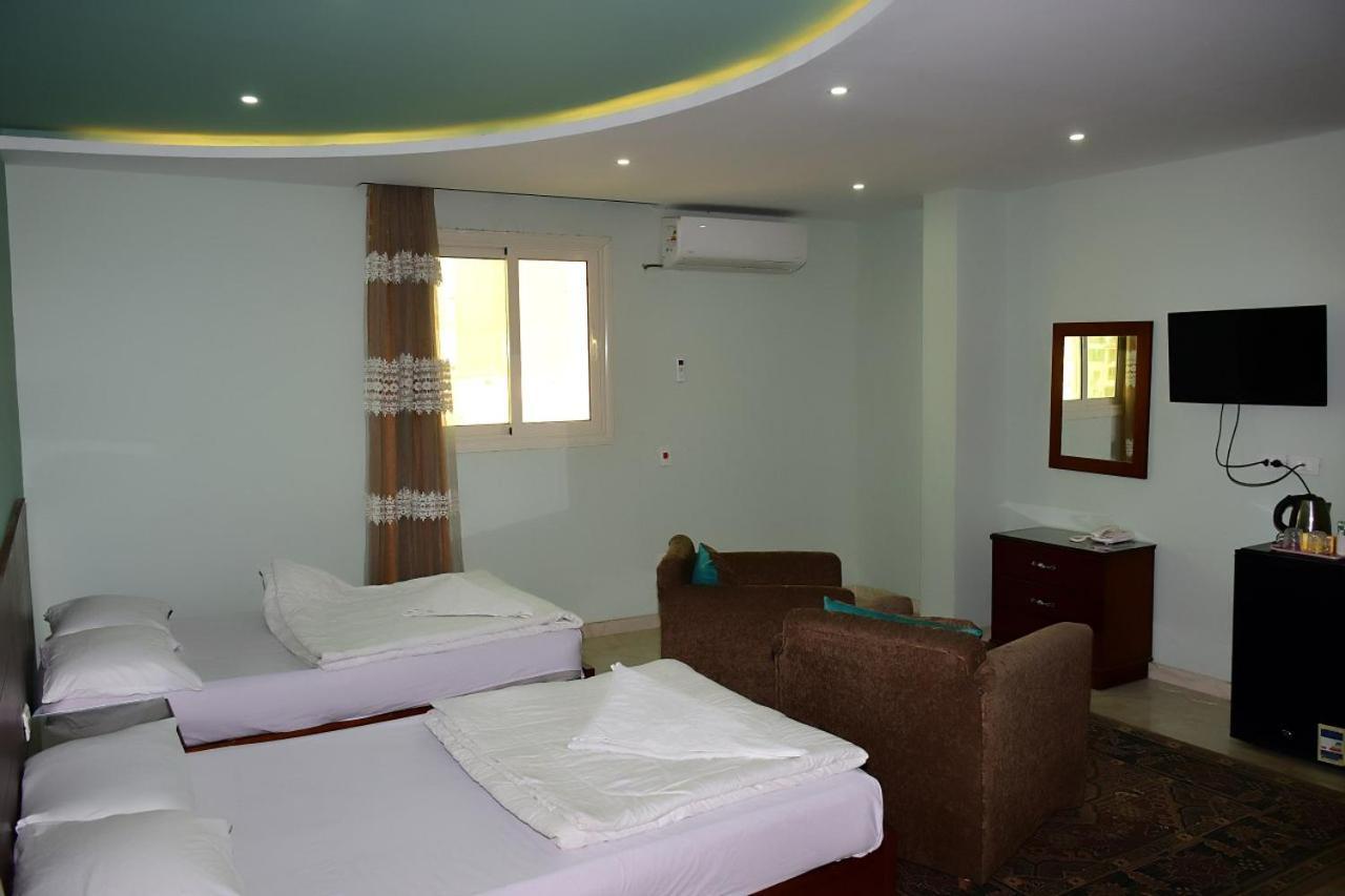 Grand Golden Pyramids View Hotel Kafrat al Jabal Bagian luar foto